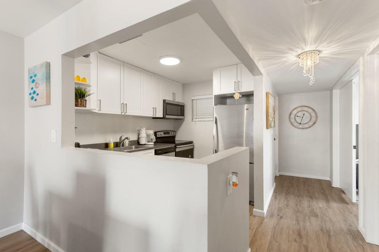 2 Bedroom 2 Bath With Patio On 11th Collins Ave Apartment *