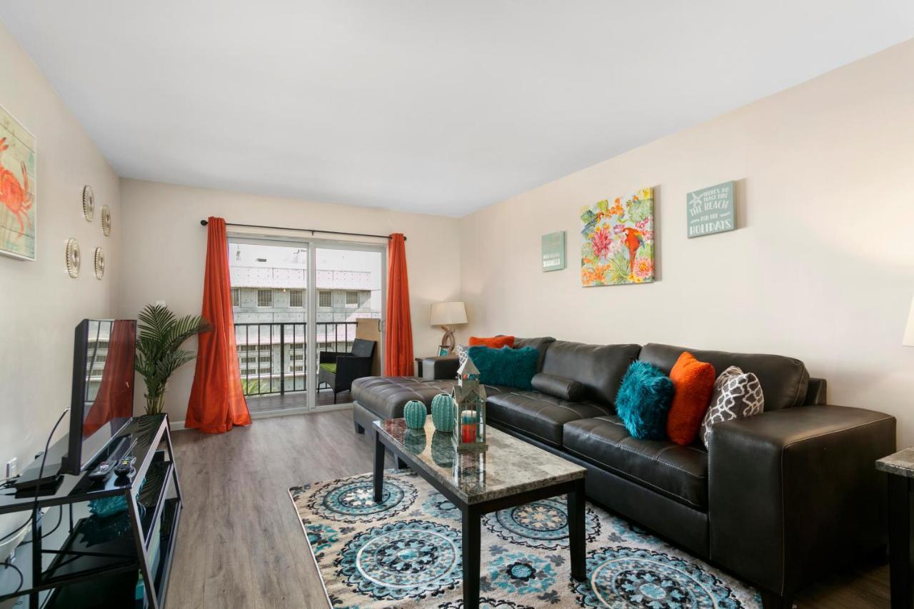 2 Bedroom 2 Bath With Patio On 11th Collins Ave Apartment *